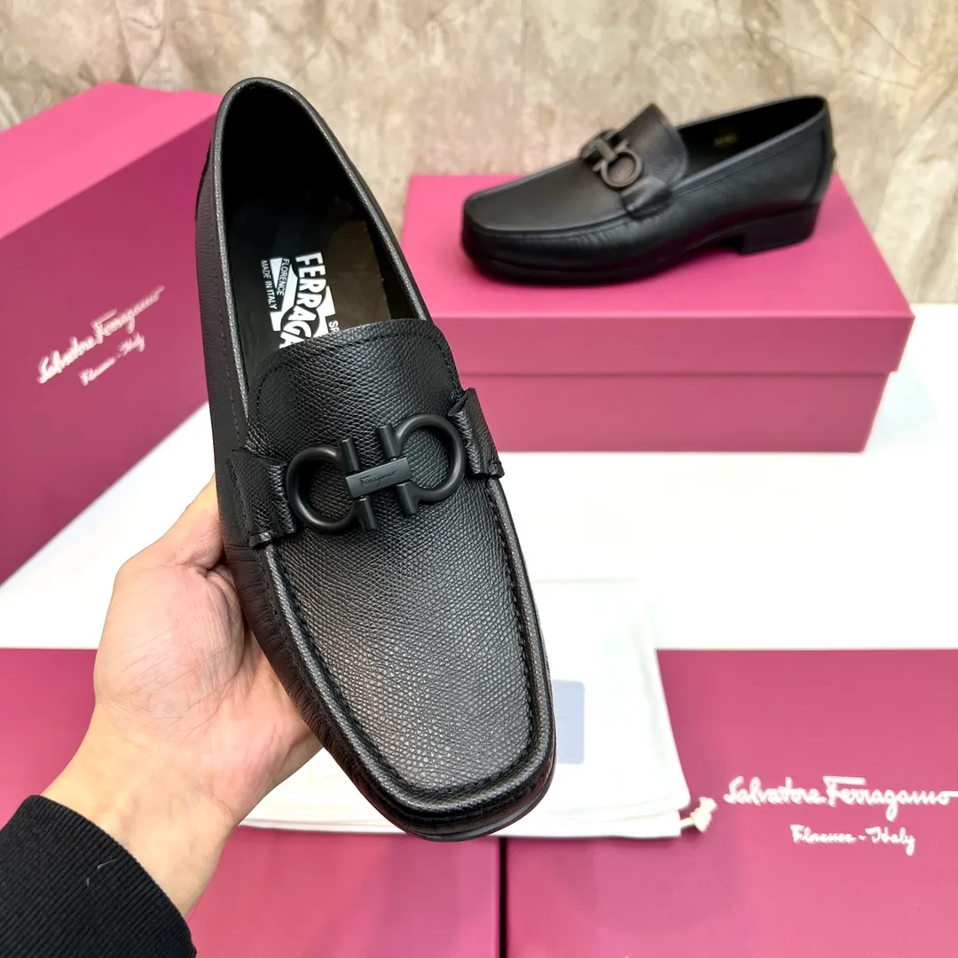 Original quality P780 Brand: Ferragamo Standard size: Men's size 39–44 (38.45 can be customized) Grade: Same style as the official website High-quality men's shoes Material: Customized first-layer calfskin with water-dyed cowhide lining Cowhide tiptoe Original non-slip and wear-resistant rubber outsole Style category: Men's formal business leather shoes are young and fashionable European and American trends British style Casual matching and comfortable feet Color: actual picture